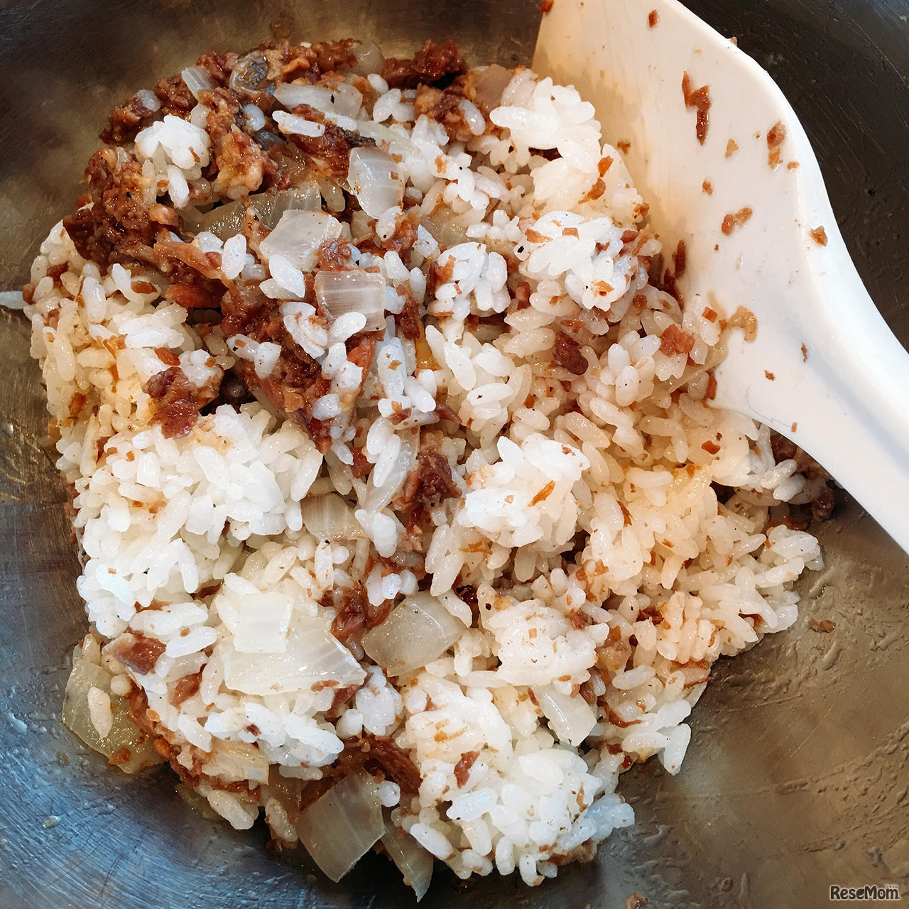 ケチャップライスの作り方4・ボウルでよく混ぜ合わせます