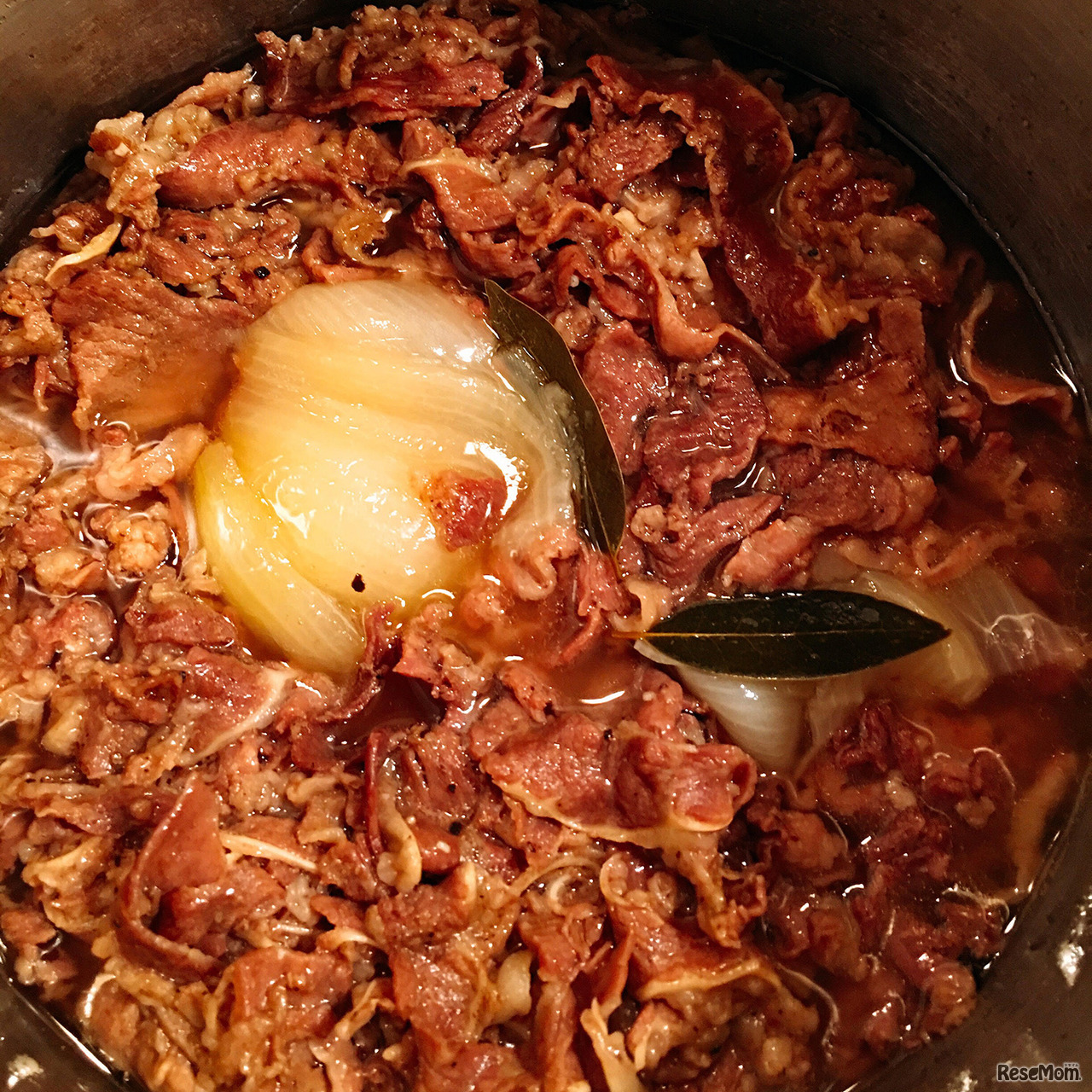 手作りコンビーフの作り方3・ローリエを肉の上にのせたらふたを閉め、30分ほど圧力をかけて煮込みます