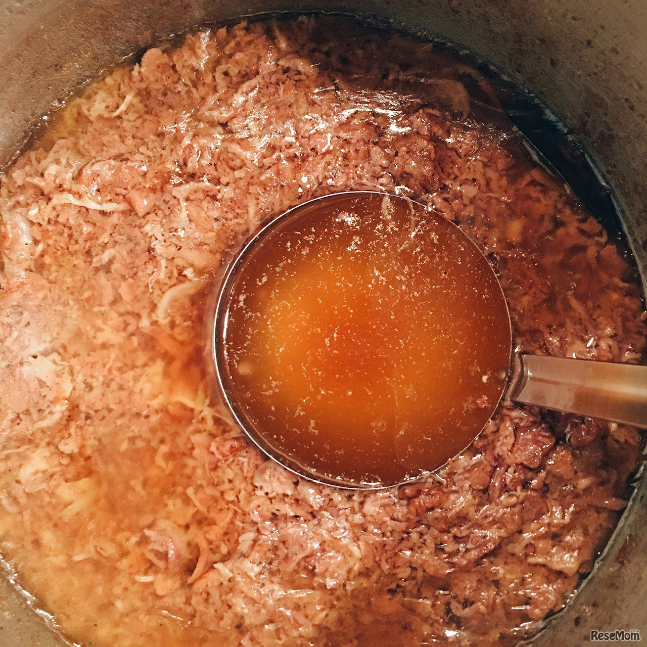 手作りコンビーフの作り方4・圧が下がったのを確認し蓋を開け、木べらでほぐしながらさらに煮込み、すべての水分をとばします