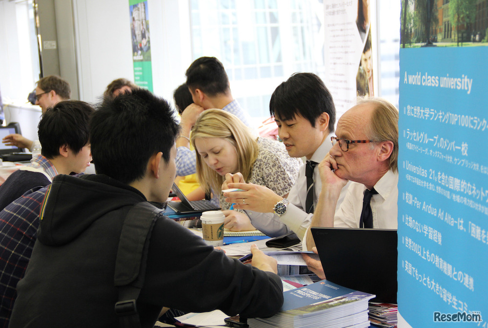 学校ブースのようす