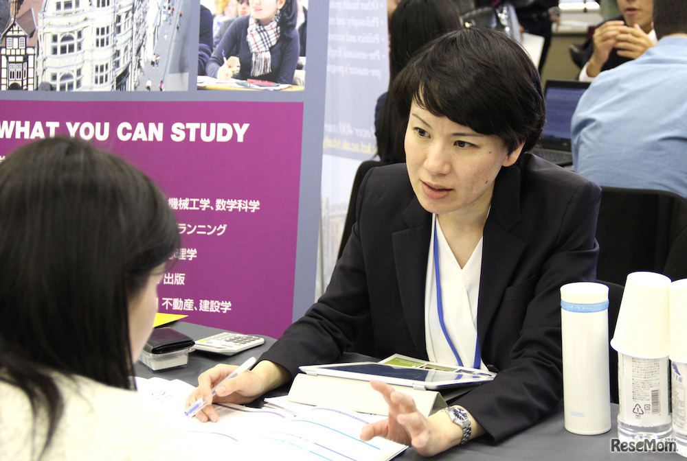 学校ブースのようす