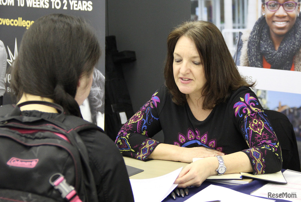 学校ブースのようす