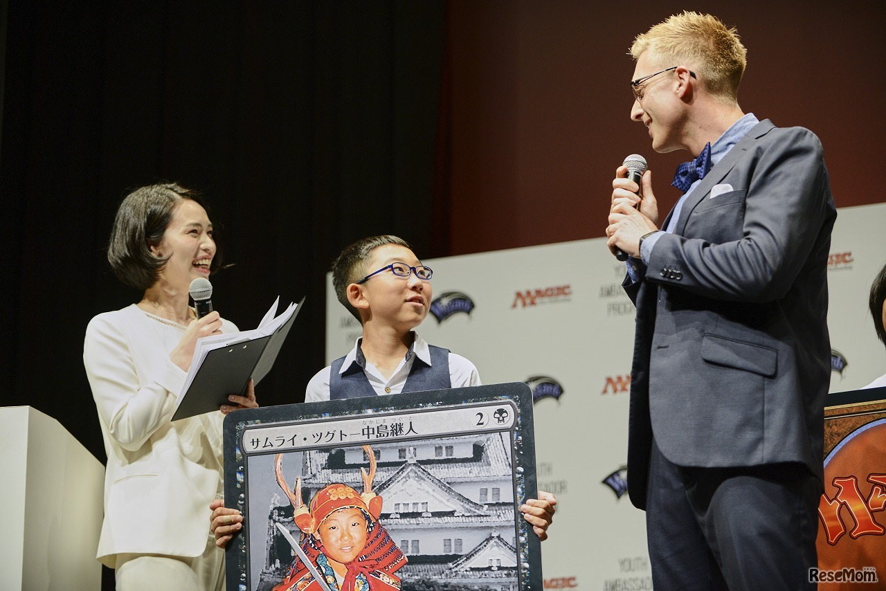 子どもたちはMTGのカードを模した自己紹介カードで自分の特技や特徴を紹介した　（マジック：ザ・ギャザリング  ユース アンバサダー記者発表会のようす）