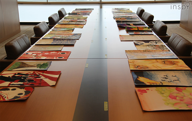 審査室には、最終候補に残った作品がずらりと並びます