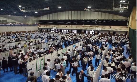 300件を超える課題研究発表（過去の発表会のようす）