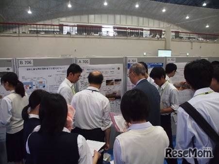 ポスターの前で熱弁をふるう発表者（過去の発表会のようす）