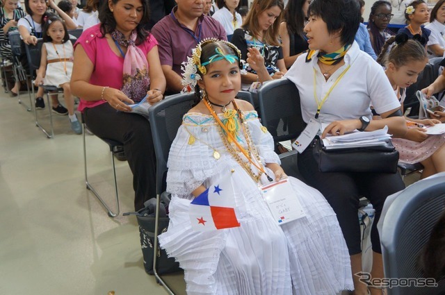 Makes Me Smile！Awardを受賞したアナさんは、素敵なドレスで参加