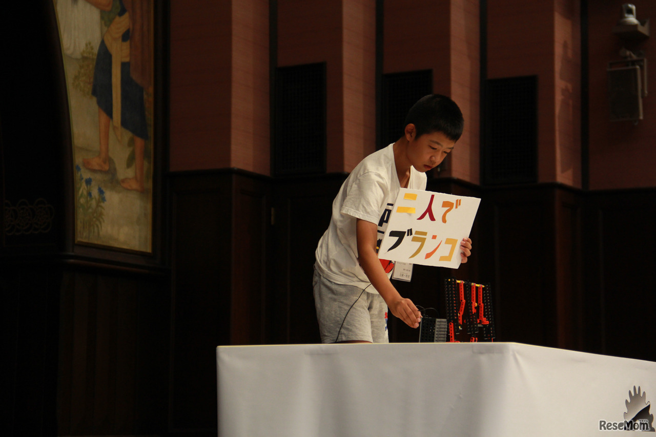 ミドルコース：三浦一晟くん（愛知・幡豆教室）の2人でブランコ。地面を揺らし、その振動でブランコが動く。