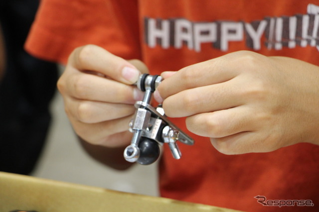 「ねじブロック（KTCコラボVer.）」でカート作りに挑戦する子どもたち