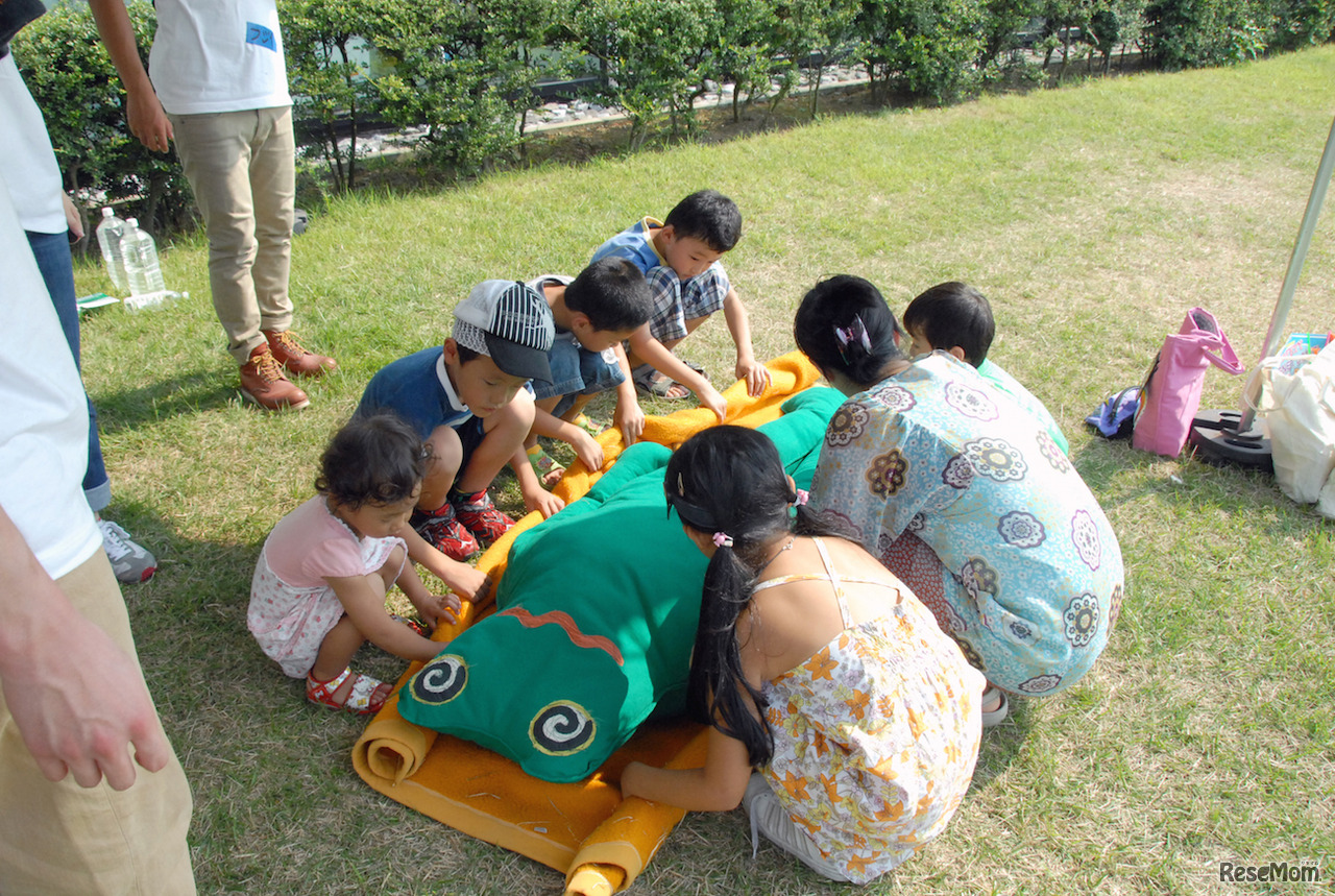 毛布で担架タイムトライアル（イメージ）