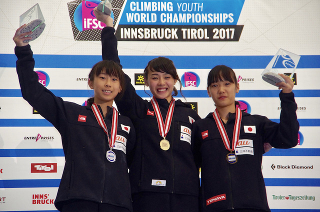 世界ユース選手権女子ボルダリング（ユースB）で伊藤ふたばが優勝（中央）、2位に谷井菜月（左）、3位に地咲希