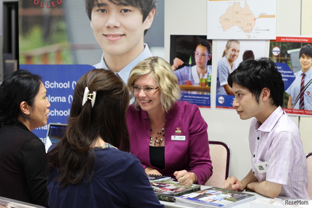 「ICC高校留学フェア2017」　各校ブースでは卒業生などが通訳をしてくれる