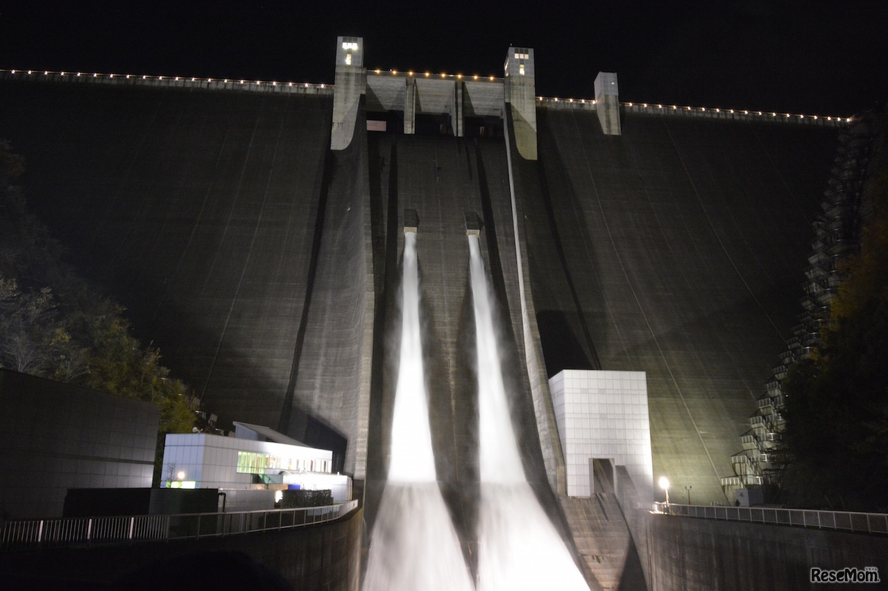 宮ヶ瀬ダム ナイト放流（イメージ） (c) 国土交通省関東地方整備局相模川水系広域ダム管理事務所