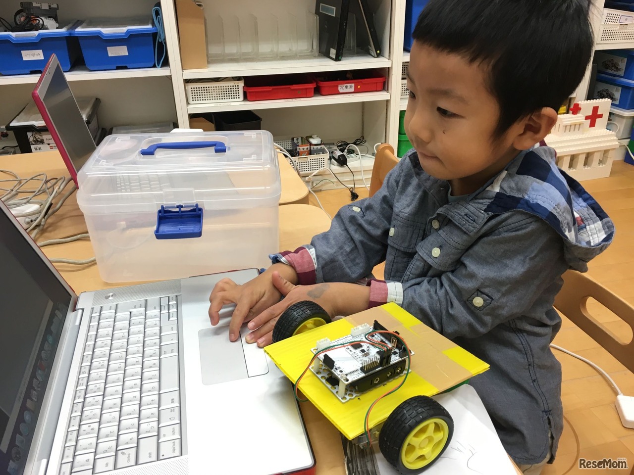 「ロボットと未来研究会」活動のようす