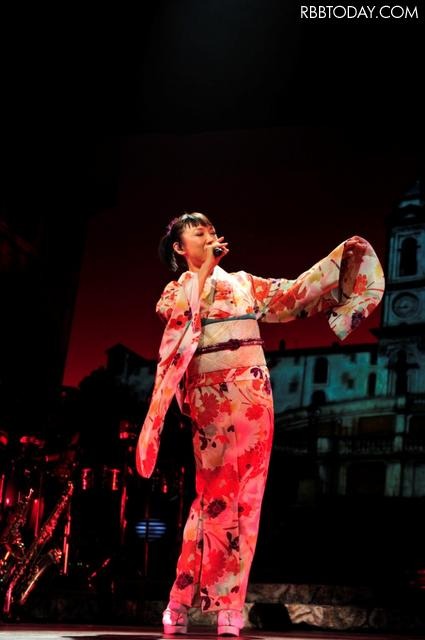 ツアーファイナルで熱唱する松任谷由実。この日の「春よ、来い」合唱を追加して新たなバージョンとして世界に配信される