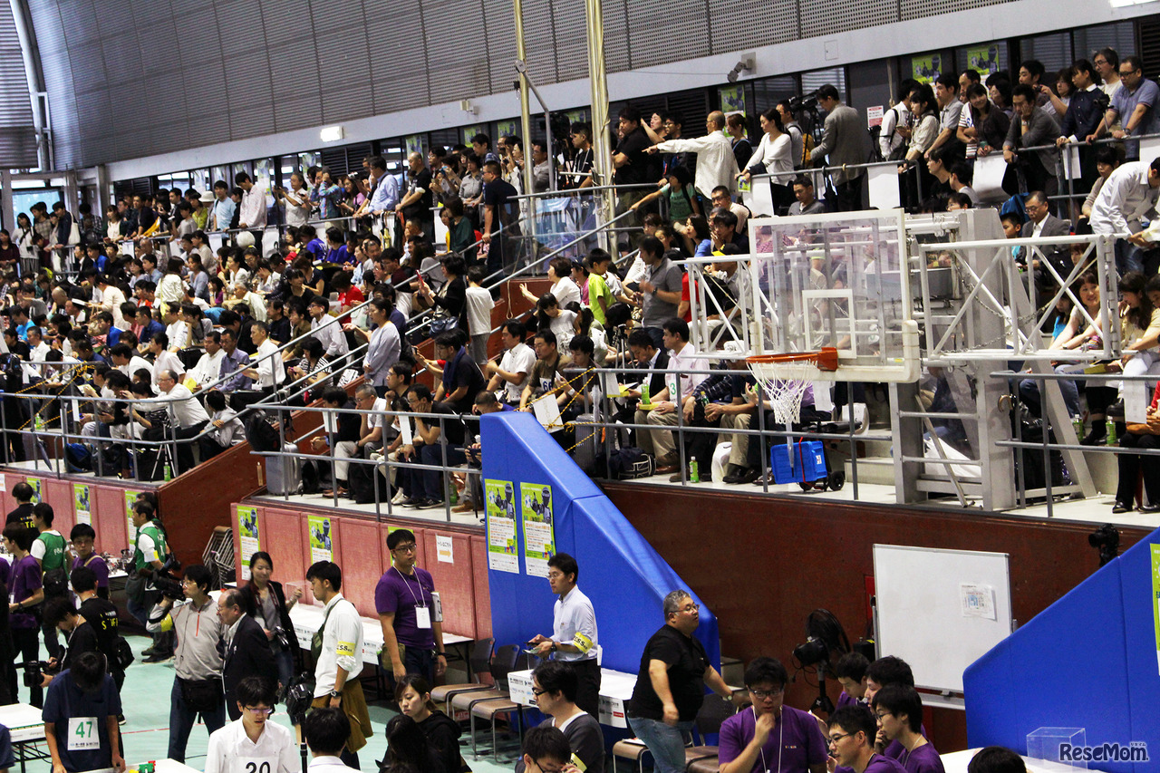 満員の会場で参加者を応援する観覧席のようす