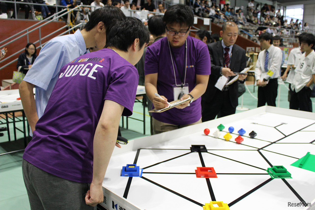 話し合いながら、真剣にジャッジ。大会スタッフのようす　撮影：渡邊淳子