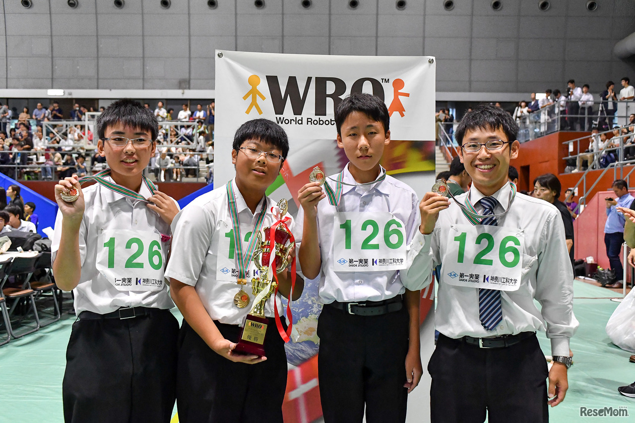 つばた＜レギュラーカテゴリーミドル競技中学生部門優勝＞　画像提供：WRO Japan実行委員会