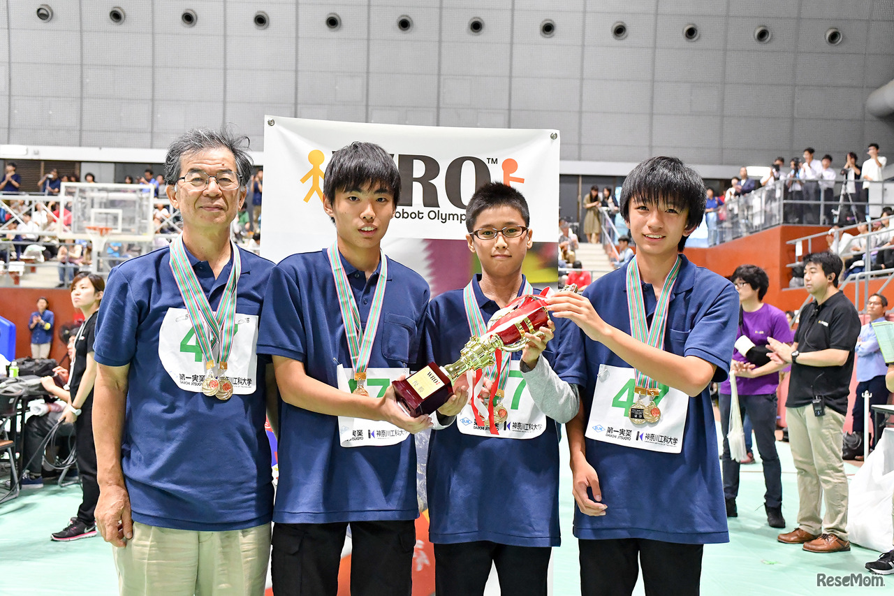 ロボターズ3＜レギュラーカテゴリーエキスパート競技中学生部門優勝、レギュラーカテゴリーエキスパート競技審査員特別賞中学生部門＞　画像提供：WRO Japan実行委員会