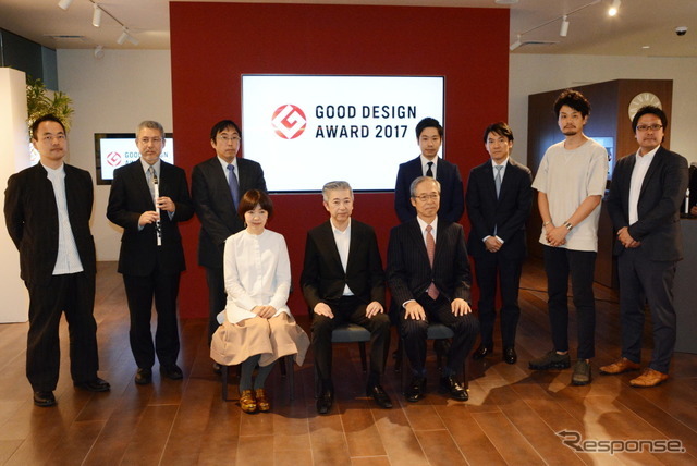 大賞候補のデザイン担当者と大井理事長、永井一史 審査委員長、柴田文江 審査副委員長