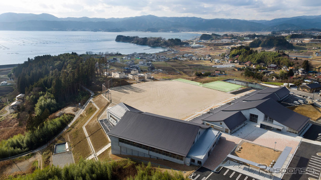『陸前高田市立高田東中学校』（SALHAUS）
