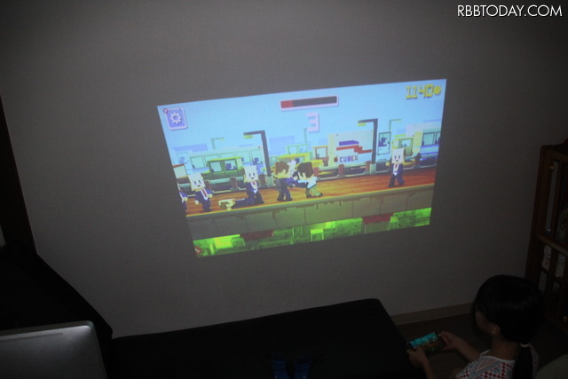 大画面でプレイするスマホゲームに子どもの興奮度も普段より10割増しに
