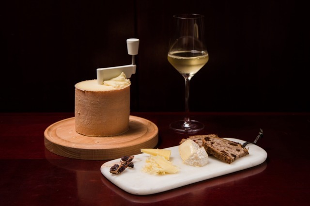 「ドゥ マゴ パリ」「スイスフロマージュの盛り合わせ」（1,300円）
