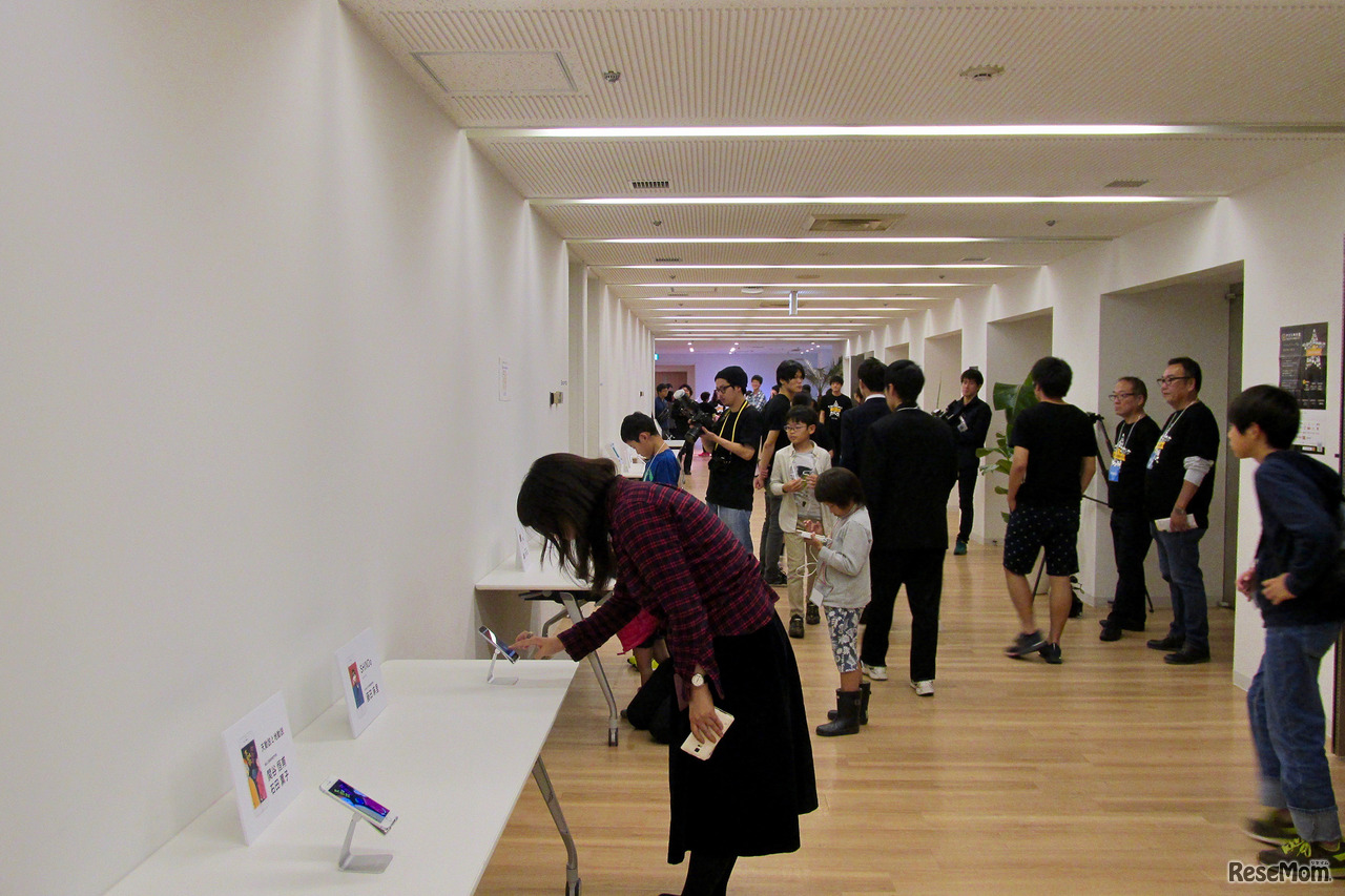 アプリ体験タイムのスペース。興味深く実機に触れる