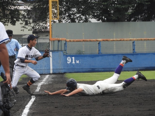 三塁ベースへ猛然と頭から滑り込む