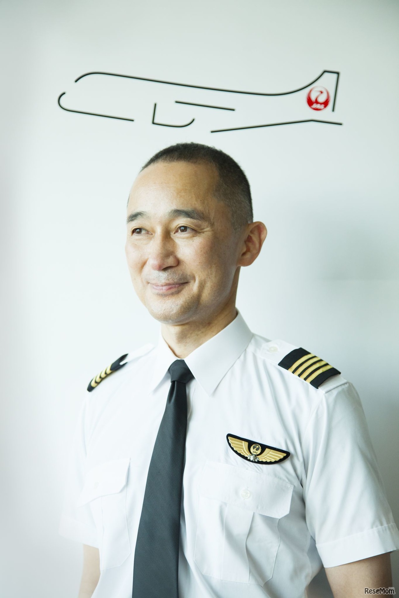 JALの空育「JAL STEAM SCHOOL」カリキュラム監修者　パイロット：つる谷忠久氏（1963年生まれ。ボーイング777型機機長。パイロット歴29年、総飛行時間約11,800時間）　※「つる」は雨かんむりに鶴