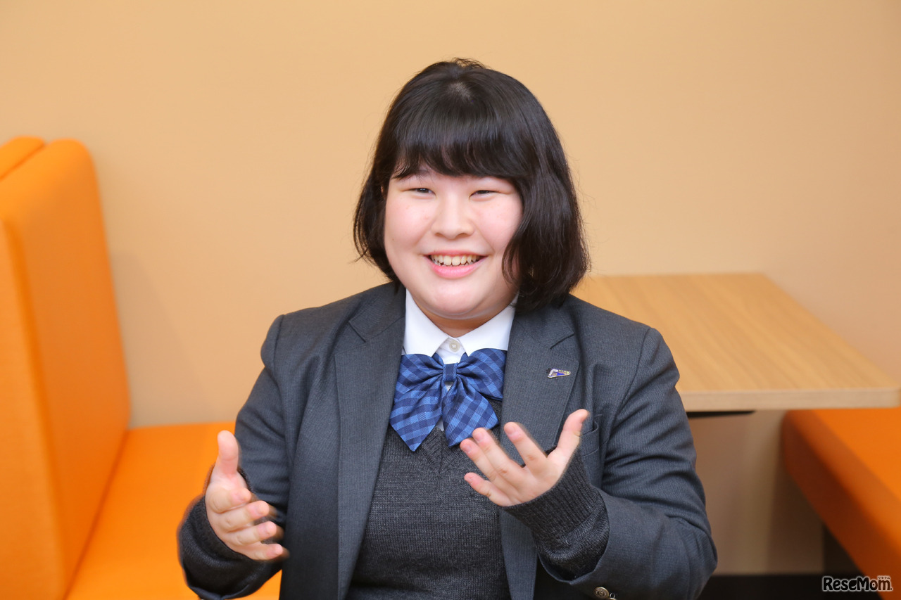 インタビューに応える小松さん