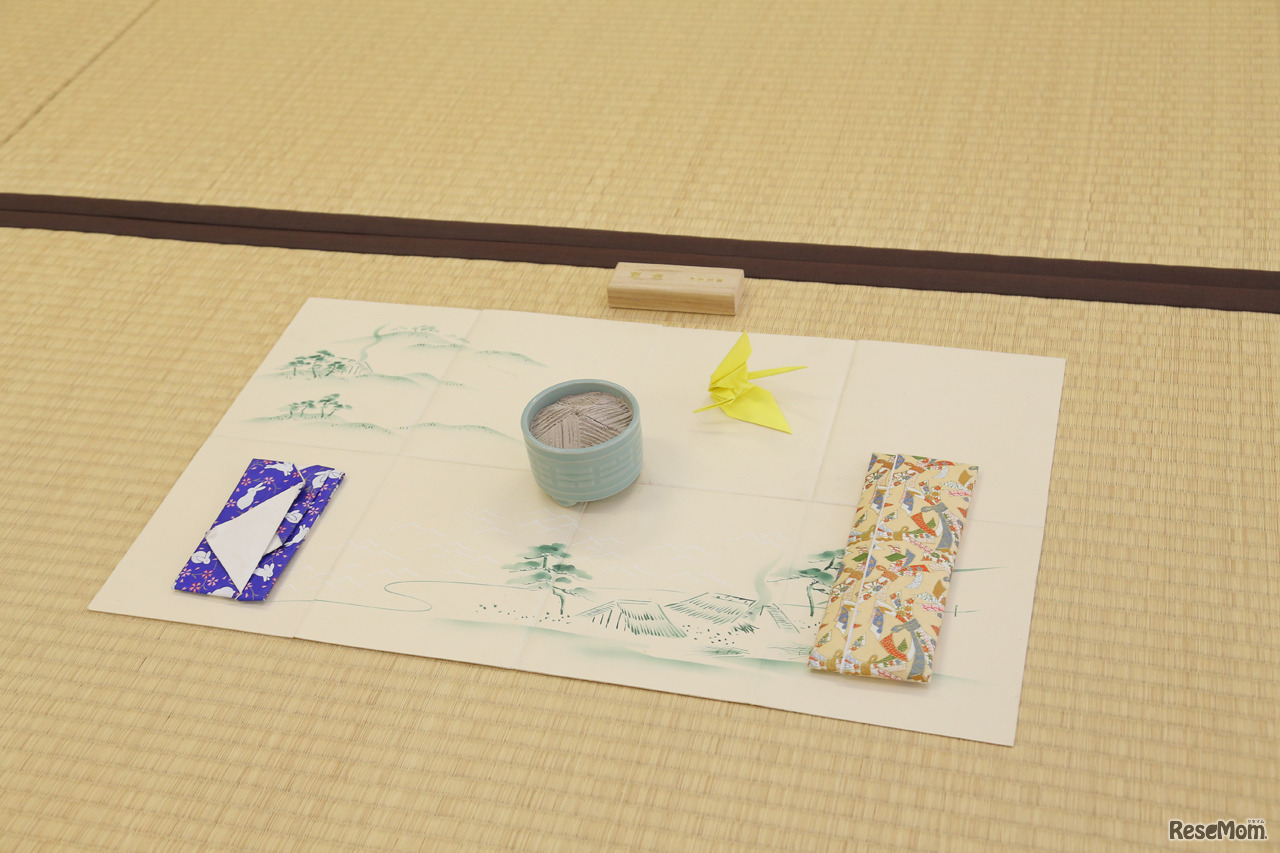 「随意科」では日本の文化を代表する茶道、華道、香道、琴を学ぶ（写真は香道）