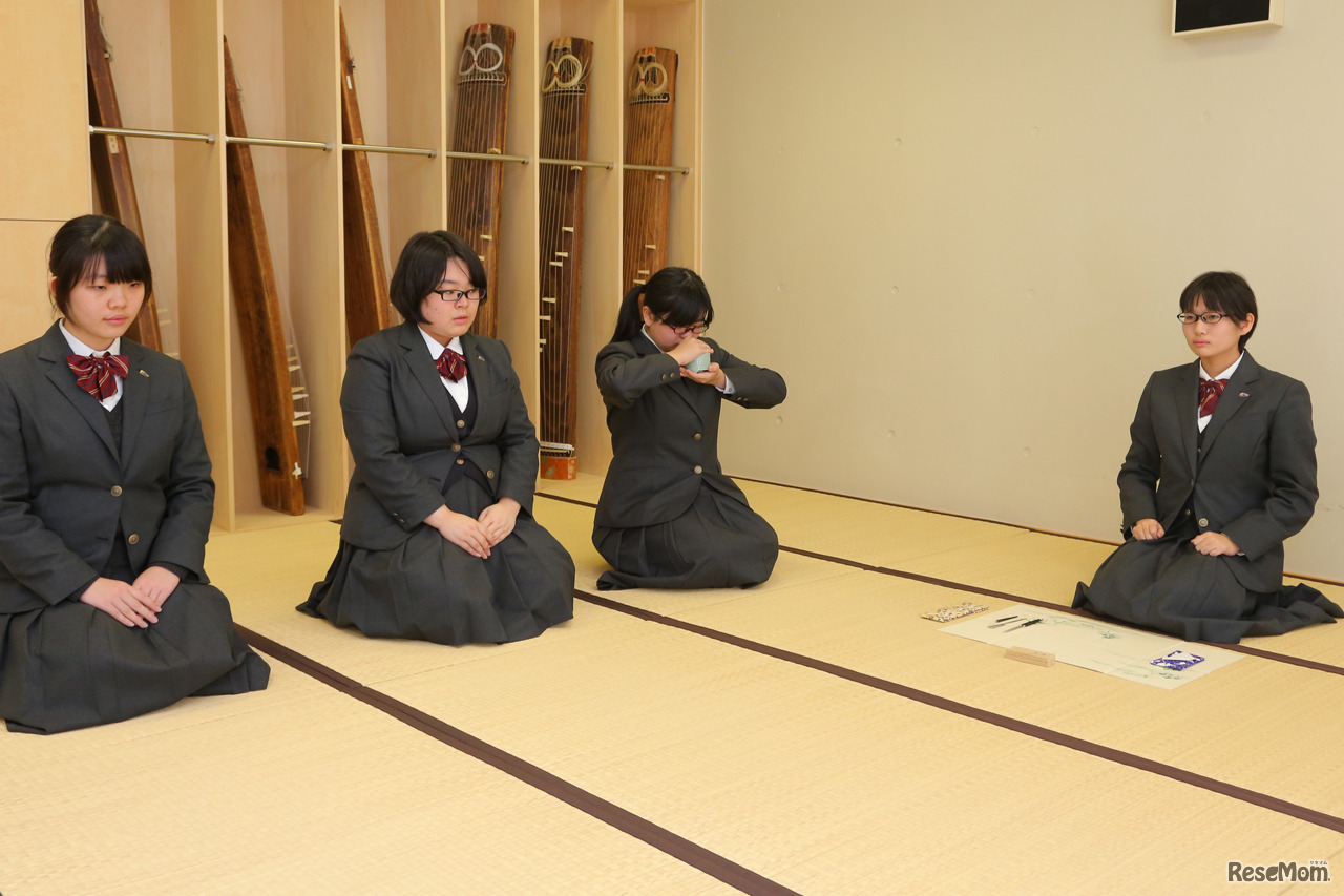 「随意科」では日本の文化を代表する茶道、華道、香道、琴を学ぶ（写真は香道）