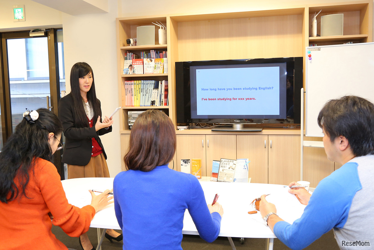 留学経験を生かし初歩的な英会話のレッスンを披露する松下さん