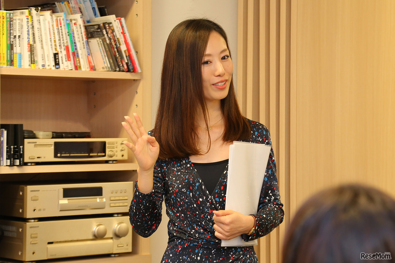 「使える英語で英文法を楽しく学ぼう」と題したレッスンを披露する星名さん