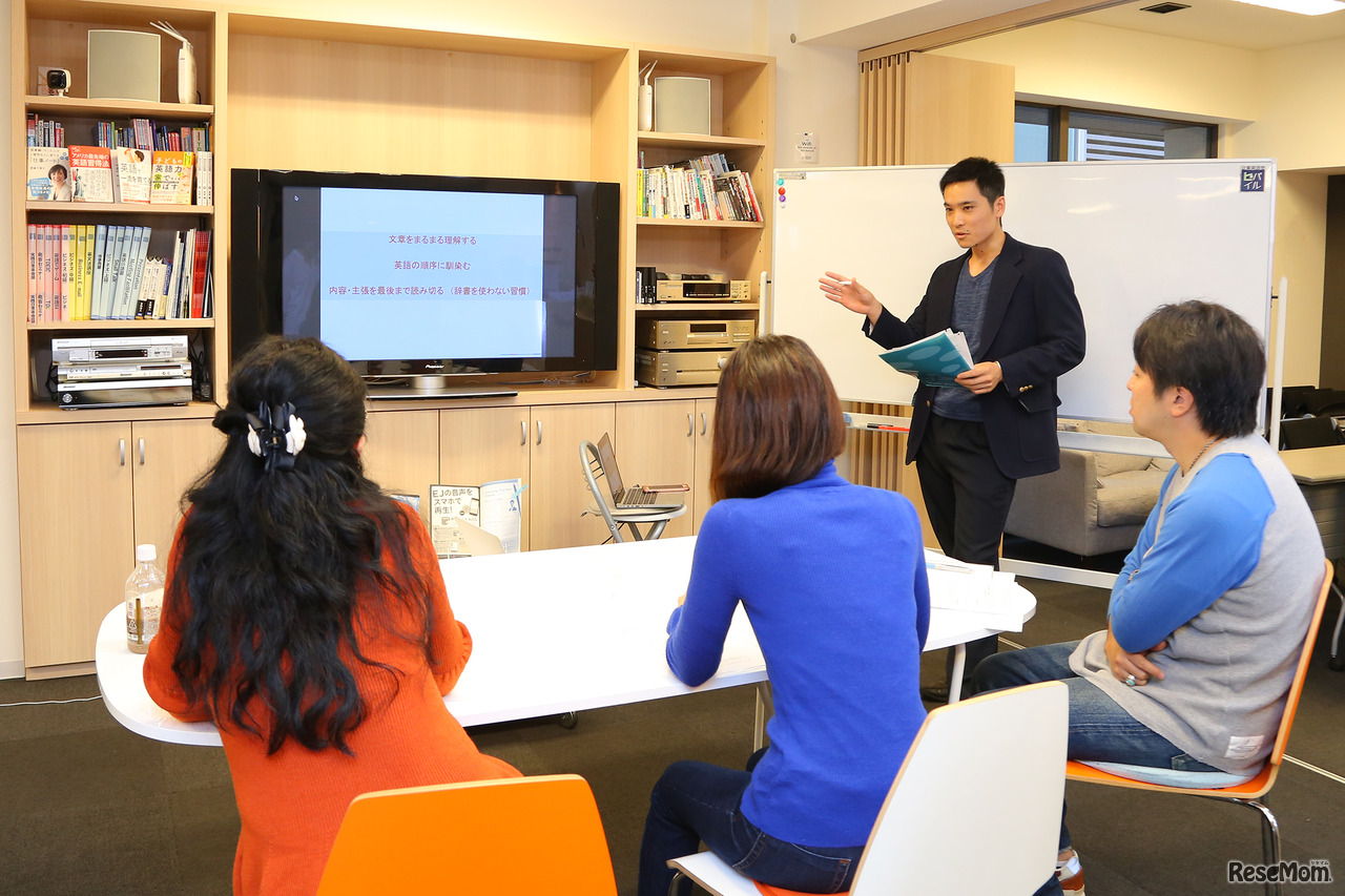 仕事で英語を使うことが多いという岡崎さんは、音声を用いたレッスンを披露
