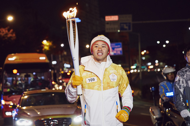 北島康介と白石阿島、平昌オリンピック聖火リレーに登場