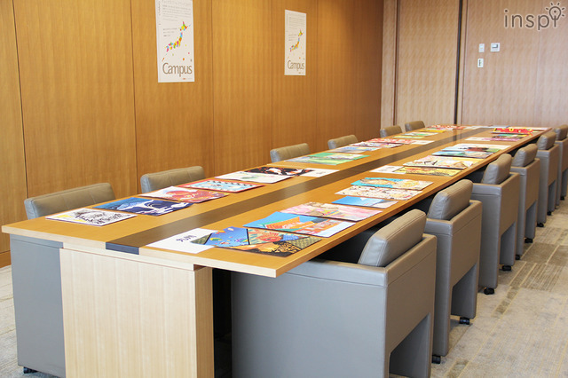 審査室には36点の力作がズラリと並ぶ