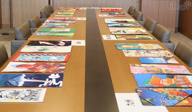 審査室には36点の力作がズラリと並ぶ