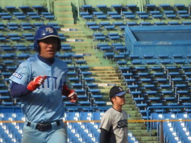 決勝本塁打を放った日体大・船山君(３年・日大三)