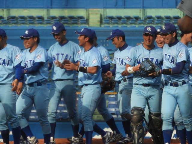 健闘をたたえ、喜び合う日体大