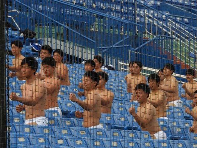 日体大の優勝を祝うエッサッサ