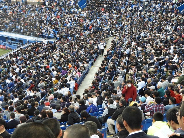 満員となった神宮球場