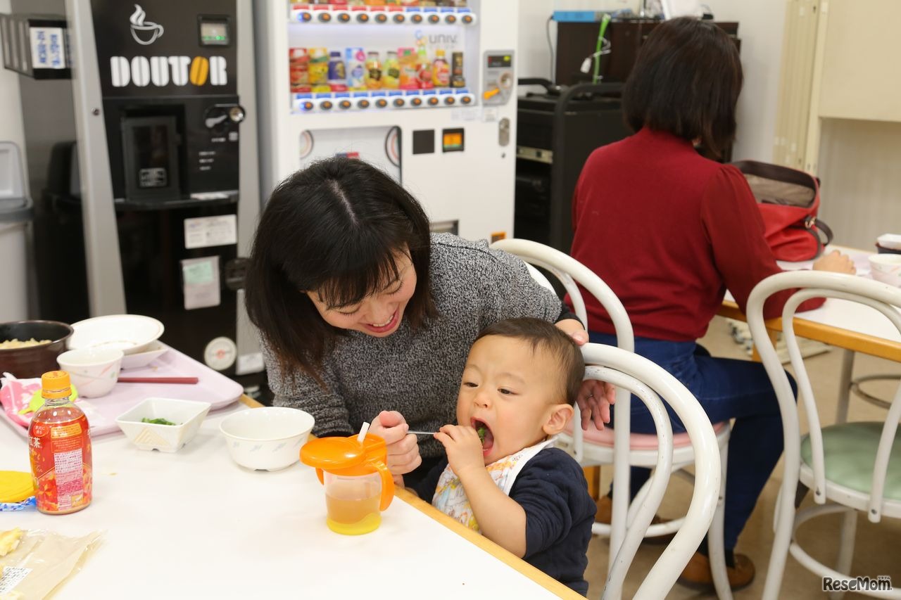 大きなおくちで大好きなオクラをあーん