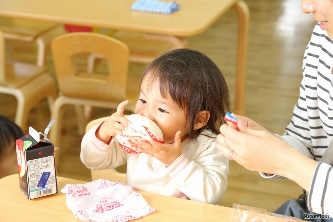 大きな肉まんにかぶりつく!
