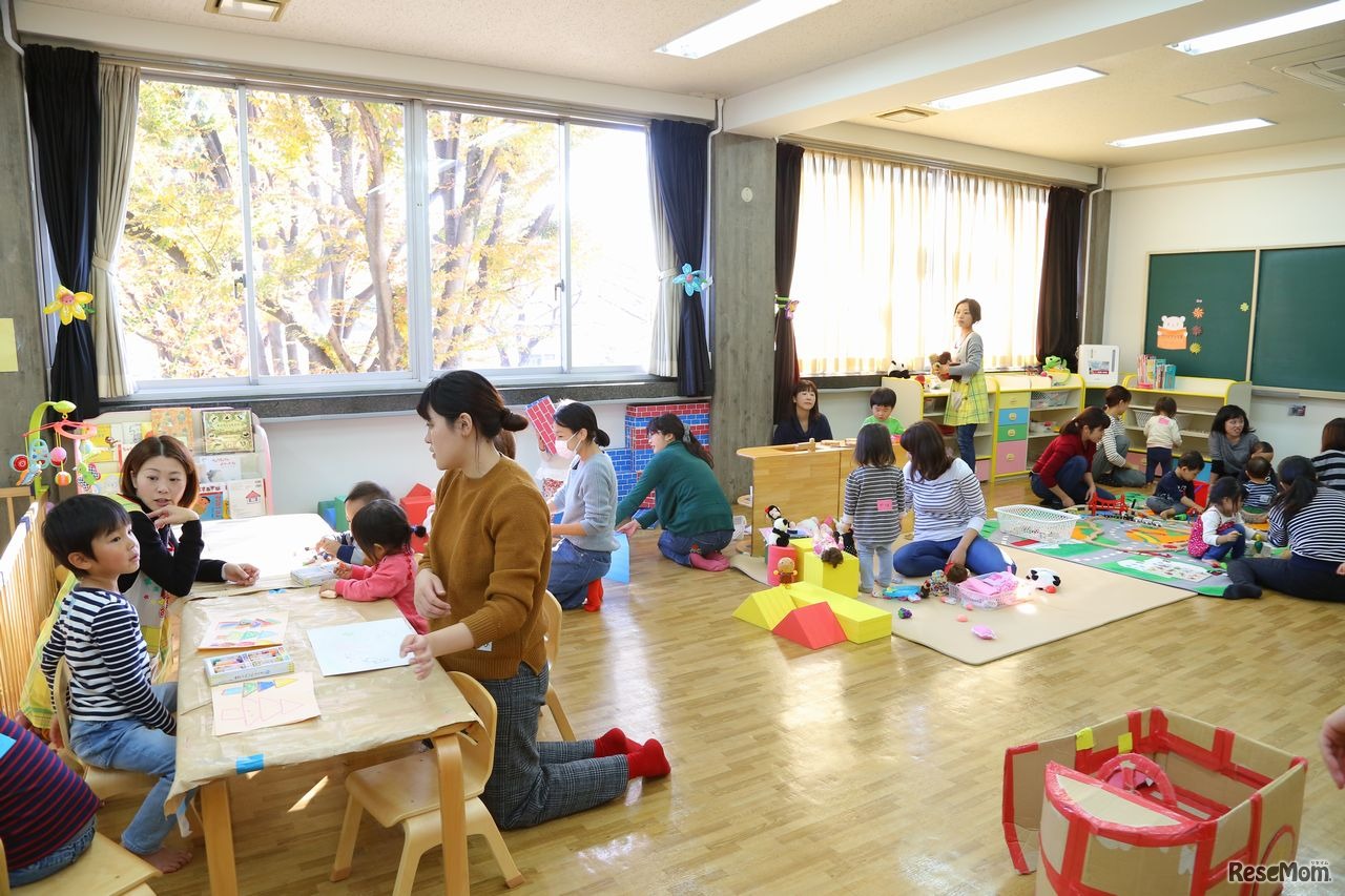 教室中央にアイランド型キッチンセットを配している