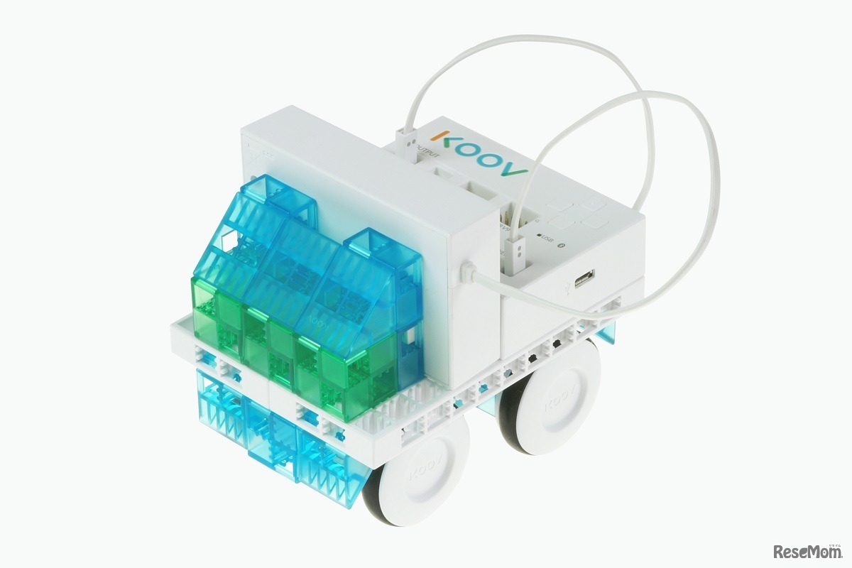 「ロボットプログラミング体験」で動作体験するトラック型ロボット