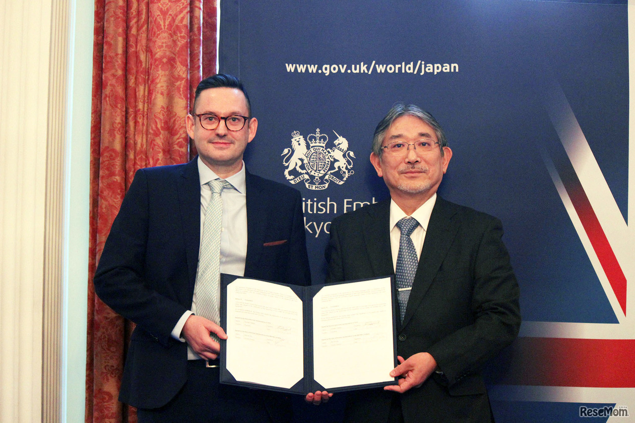 新スピーキングテスト「BCT-S」の共同開発に向けて調印を行ったマット・バニー駐日代表（左）と立石学長（右）