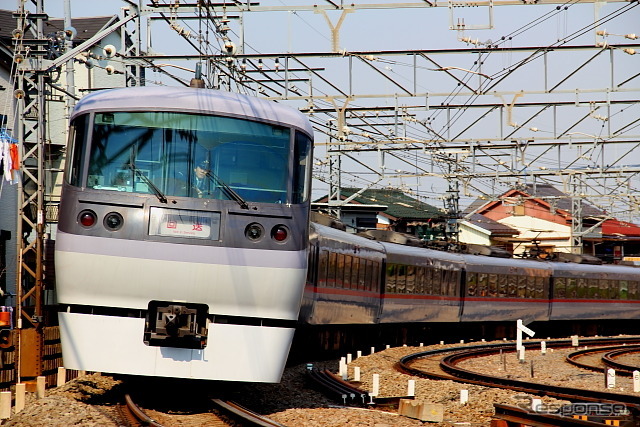 「レッドアロー」がユニークな英語レッスン列車となる「電車で英GO!」ツアー。レッスンは7号車で行なわれる。川越市内の自由行動中には、川越に関する英語クイズも用意される。