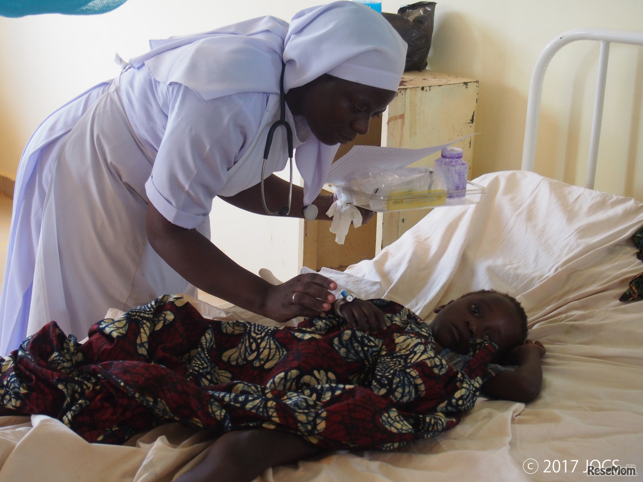 タンザニアの病院で患者のケアをする元奨学生